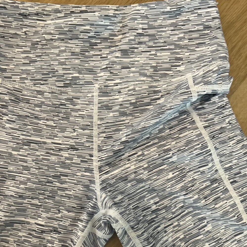 ** Zyia Leggings Womens 4 Gray Active Level Light n Tight Capri Cropped Pockets - Picture 6 of 11